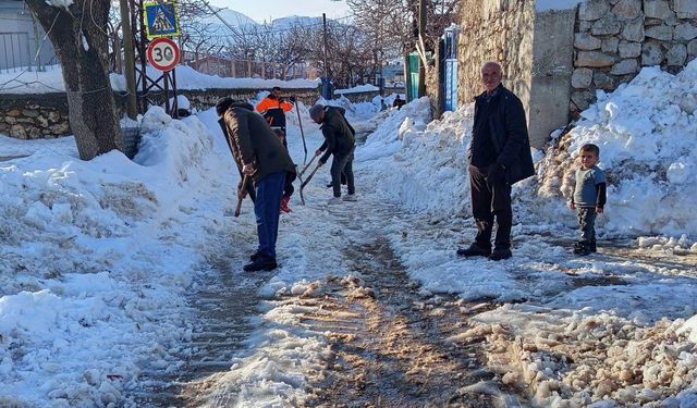İş makinesi giremedi, mahalleli devreye girdi: Diyarbakır’da karla mücadele