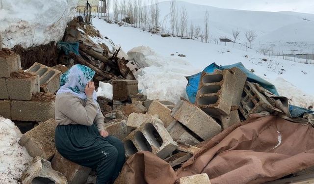 Yıkılan ahırının önünde gözyaşı döktü
