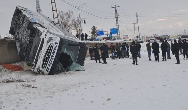 Ağrı’da yolcu otobüsü araziye devrildi: Çok sayıda yaralı