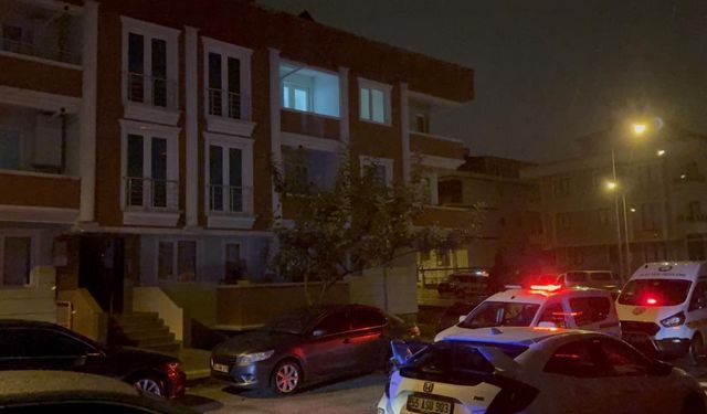 Ablasını bıçaklayıp balkondan atladı