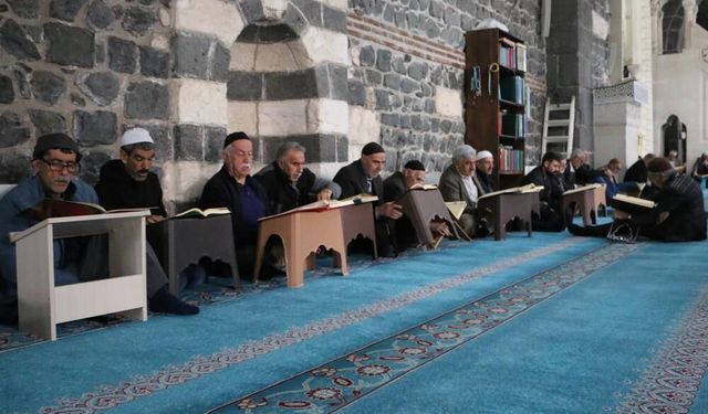 Diyarbakır Ulu Cami’de mukabele geleneği yüzyıllardır sürüyor