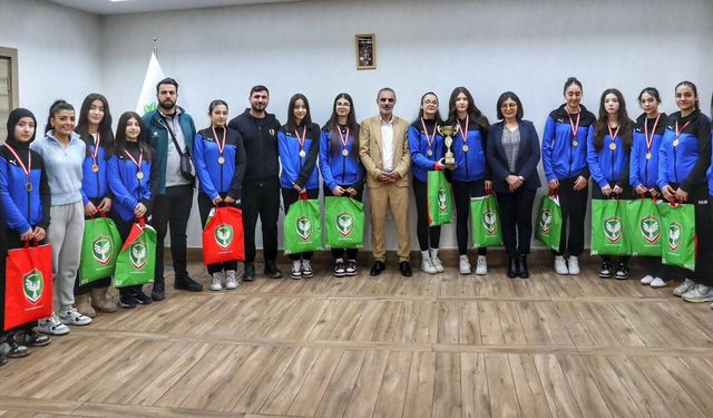 Diyarbakır’da büyük gurur: Kayapınar’ın genç sultanları namağlup şampiyon oldu
