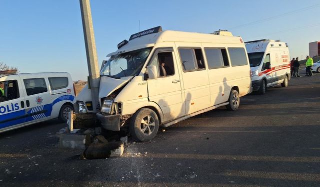 Minibüs direğe çarptı: 15 yaralı