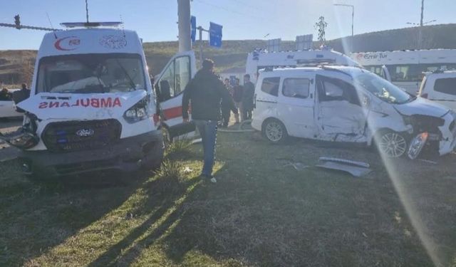 Ambulans ile hafif ticari araç kazasında 5 kişi yaralandı