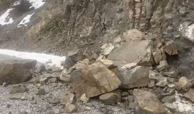 Erzincan’daki 4,9’luk depremde kaya düşmeleri kamerada