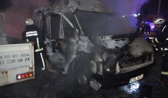 Kız arkadaşının aracını yaktı, kendi minibüsünü de ateşe verdi