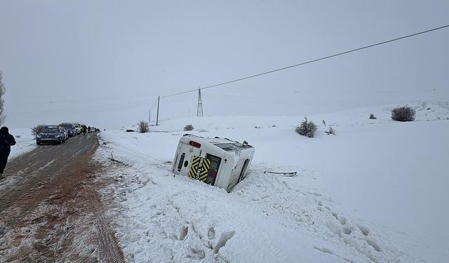 Sivas’ta öğrencileri taşıyan servis devrildi: Çok sayıda yaralı