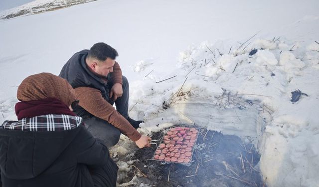 Donan göl üstünde sucuk ekmek yediler