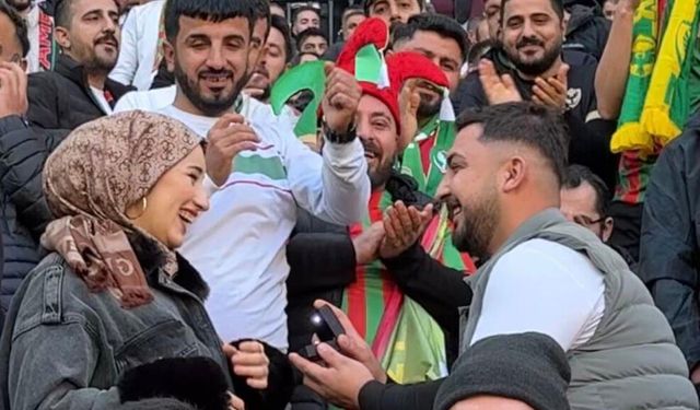 Amedspor maçında tribünde evlilik teklifi