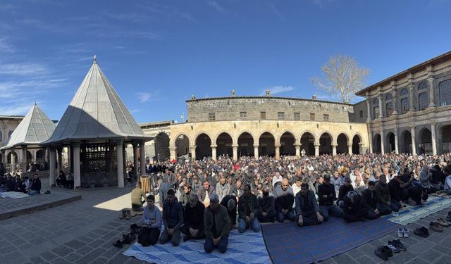Diyarbakır’da Ramazan’ın ilk cuması: Ulu Cami’ye insan seli