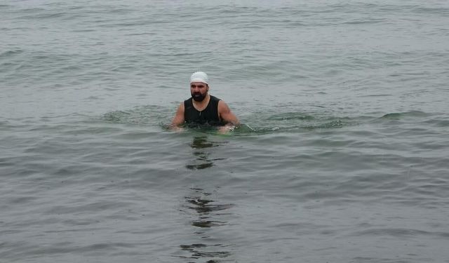 Kış turizmine dikkat çekmek için soğuk sulara girdi