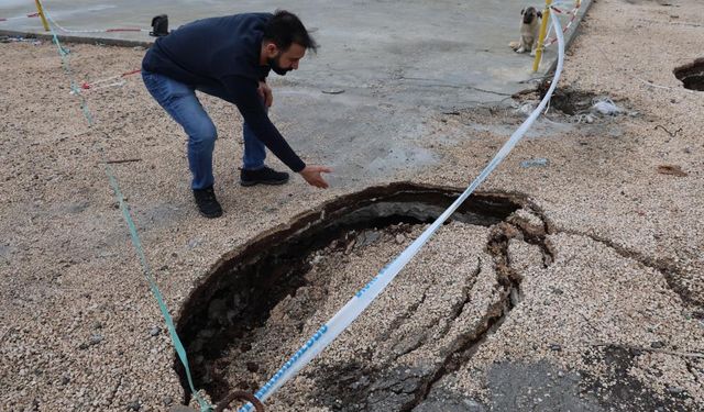 Diyarbakır’da yol kenarında oluşan dev çukur neden kapatılmıyor?