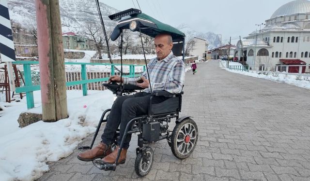 Engelli çocuğuna akülü sandalyeden araba yaptı