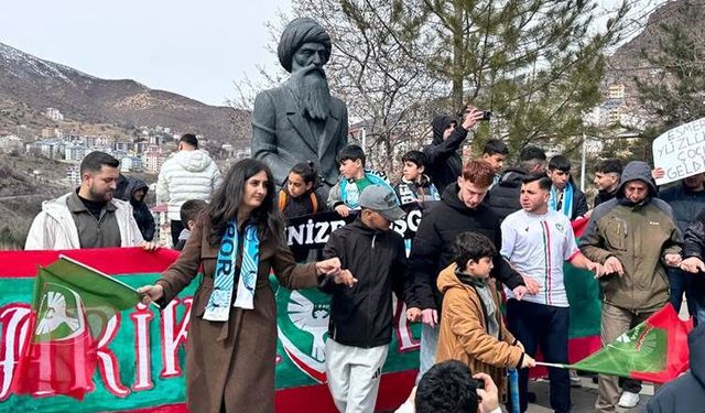 Amedspor taraftarları Dersim’de: Konvoyla giriş, meydanda halay