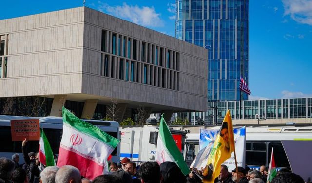 Ankara İran Büyükelçiliği’nde bayraklar yarıya indi