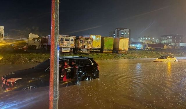 Cizre sular altında: Şırnak-Mardin karayolu ulaşıma kapandı