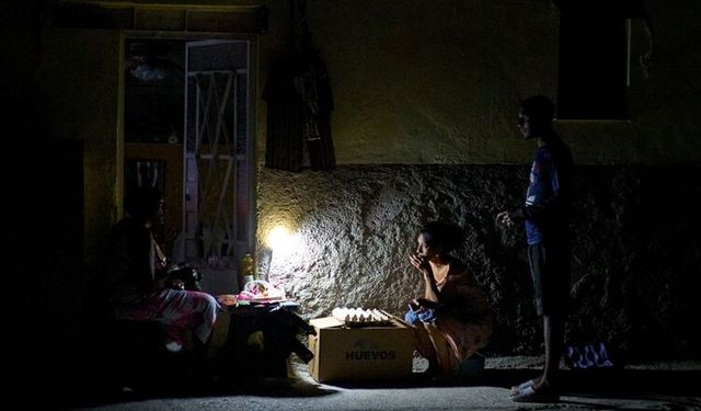 6 büyüklüğünde deprem: Elektrik şebekesi çöktü