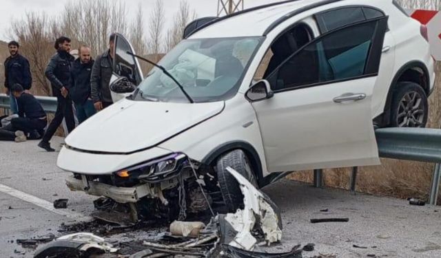 Kontrolden çıkan otomobil bariyerlerde asılı kaldı: Yaralılar var