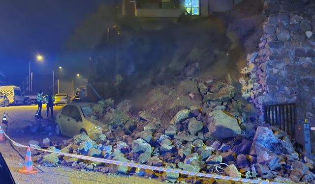 İstinat duvarı otomobilin üzerine yıkıldı