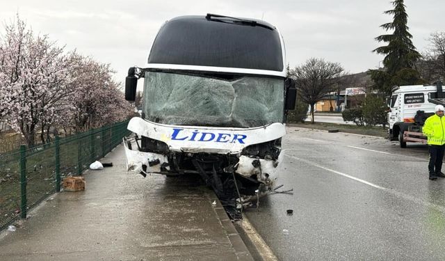 Çorum'da otobüs ile minibüs çarpıştı: Çok sayıda yaralı