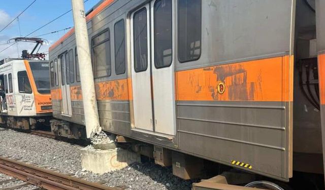 Raydan çıkan metro direğe çarptı