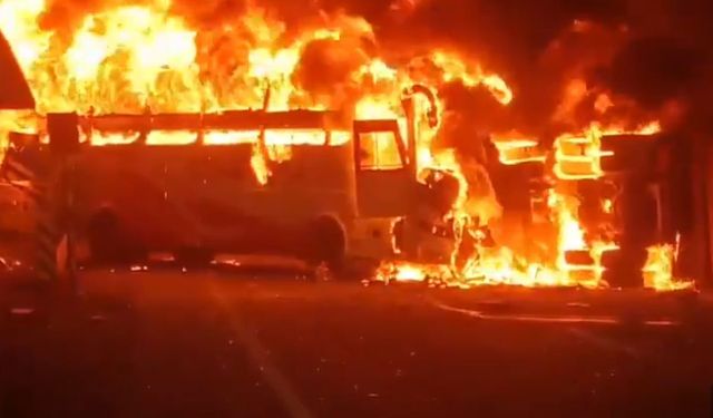 Kamyonla çarpışan otobüs alev aldı, çok sayıda kişi öldü