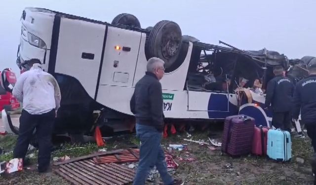 Adana'da yolcu otobüsü devrildi: Ölü ve yaralılar var