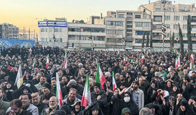 İran'da yüz binler Hamaney'in ölümü için sokakta