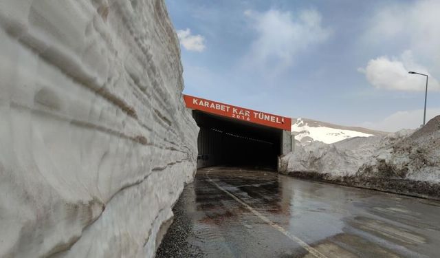 Van’da kar kalınlığı 3 metreyi aştı