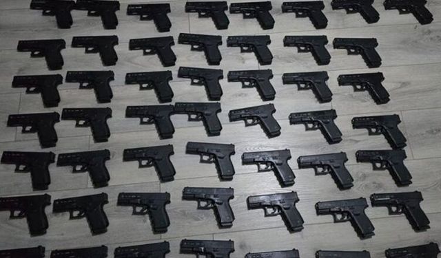 İstanbul’da bir evden 50 adet tabanca çıktı