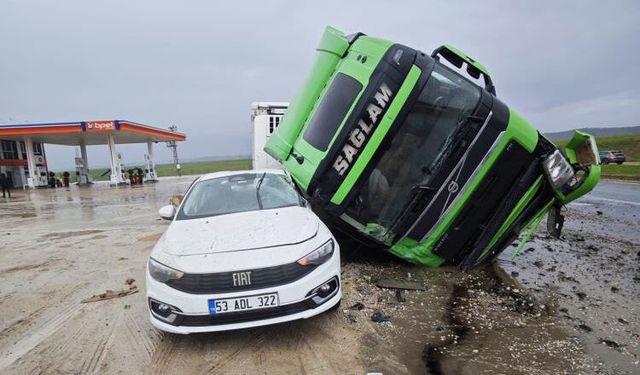 Diyarbakır’da Tır otomobilin üstüne devrildi