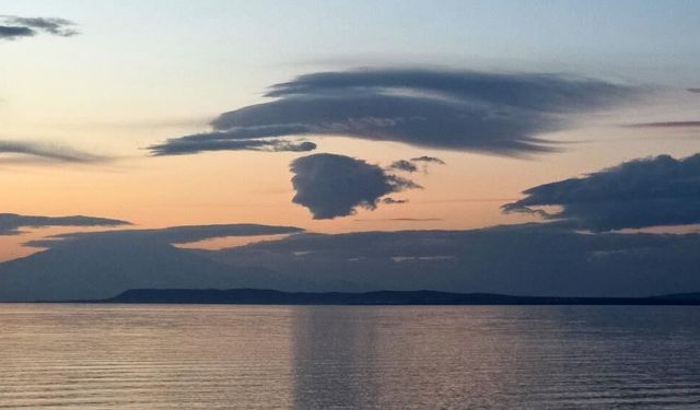 Van Gölünde insan silüeti ile gölün buluşması