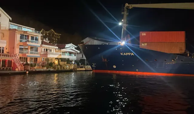 İstanbul Boğazı’nda kaza paniği: Gemi yalıya çarpmadan karaya oturdu