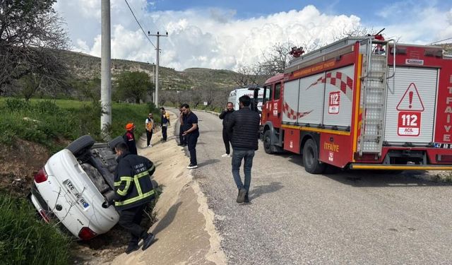Mardin'de otomobil yol kenarına devrildi: Yaralılar var