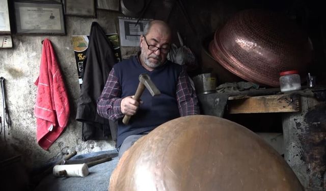 El emeği göz nuru ile üretilen bakır kazanlar