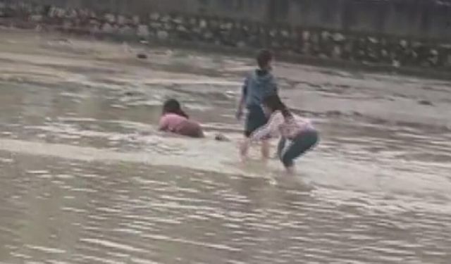 Sel sularında çocukların tehlikeli oyunu