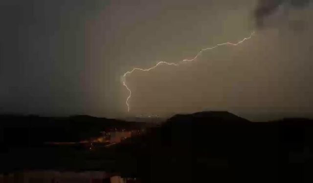 Mardin’de yıldırım ve şimşekler görsel şölen yarattı