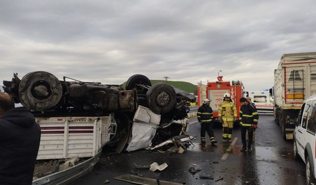 Diyarbakır’da korkutan kaza: Briket yüklü TIR devrildi