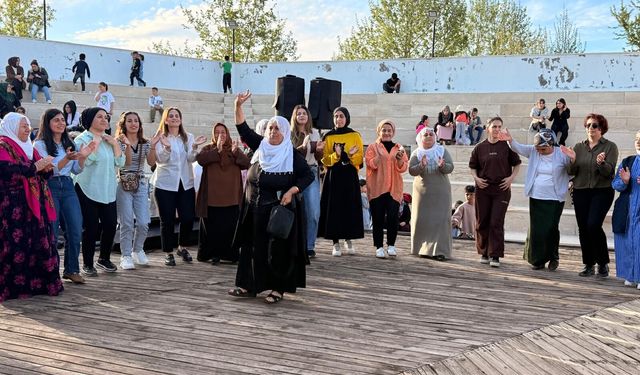 Diyarbakır’da Anneler Günü’nü tiyatro etkinliğiyle kutlandı