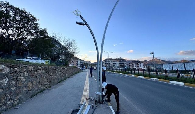 Milyonlar çöpe gitti: Tuncay Sonel döneminin aydınlatmaları sökülüyor