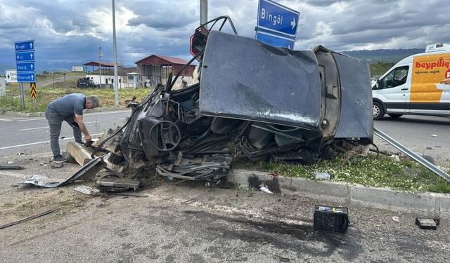 Bingöl-Diyarbakır karayolunda kamyon otomobillere çaptı: 1’i ağır 2 yaralı
