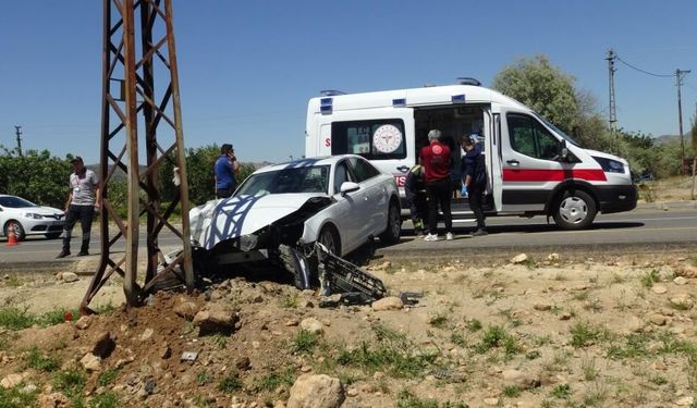 Direğe çarpan otomobilde baba ve oğlu yaralandı