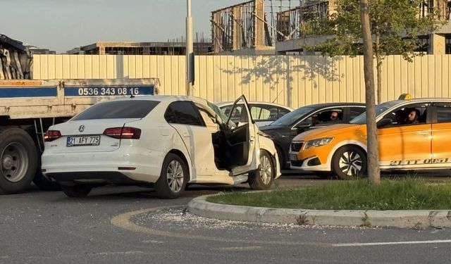 Diyarbakır'da minibüs ile otomobil çarpıştı: Yaralılar var