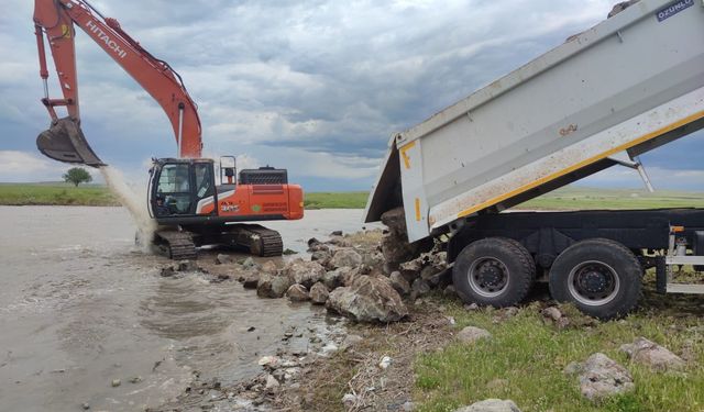 Diyarbakır’da gölet üzerinde yol çalışması
