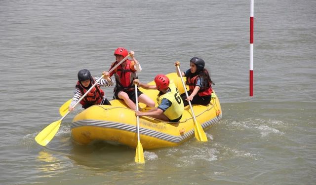 Bingöl Murat Nehri’nde kanocular yarıştı