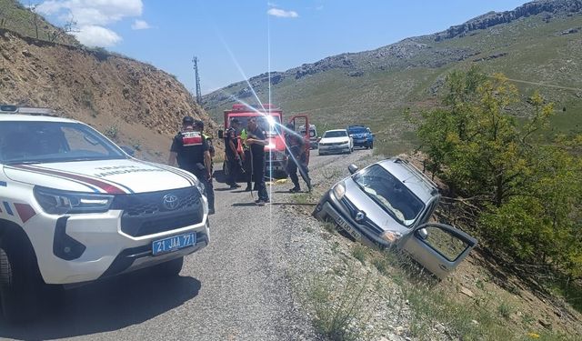 Diyarbakır’da trafik kazası: Araç hurdaya döndü, 3 yaralı kurtarıldı