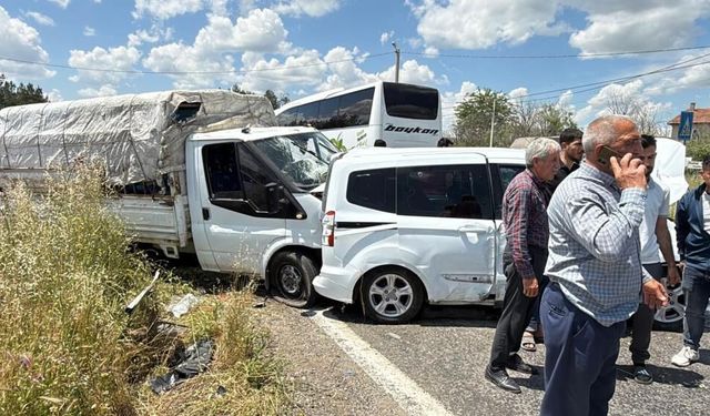 Diyarbakır’da kurbanlık taşıyan araç kaza yaptı: Yaralılar var