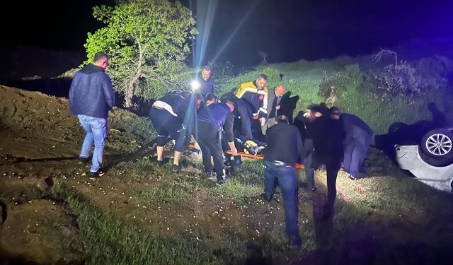 Diyarbakır’da cenazeye giden araç şarampole yuvarlandı: Yaralılar var