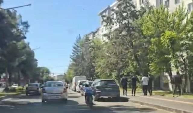 Diyarbakır’da akıl almaz tehlike: Uzanarak motosiklet kullandı