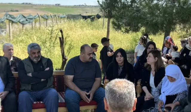 İki acılı baba Diyarbakır’da Narin’in mezarında buluştu